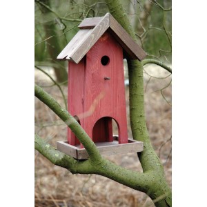 Farbiges Dobar Vogelfutterhaus und Nistkasten aus Holz am Baum.