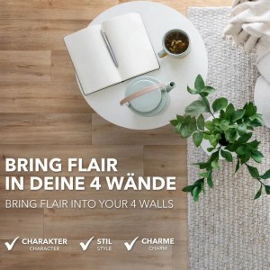 Karat CV Boden Atlantic Silk Oak: Wohnszene mit PVC Boden in Holzoptik, Tisch, Teppich und Dekoration.