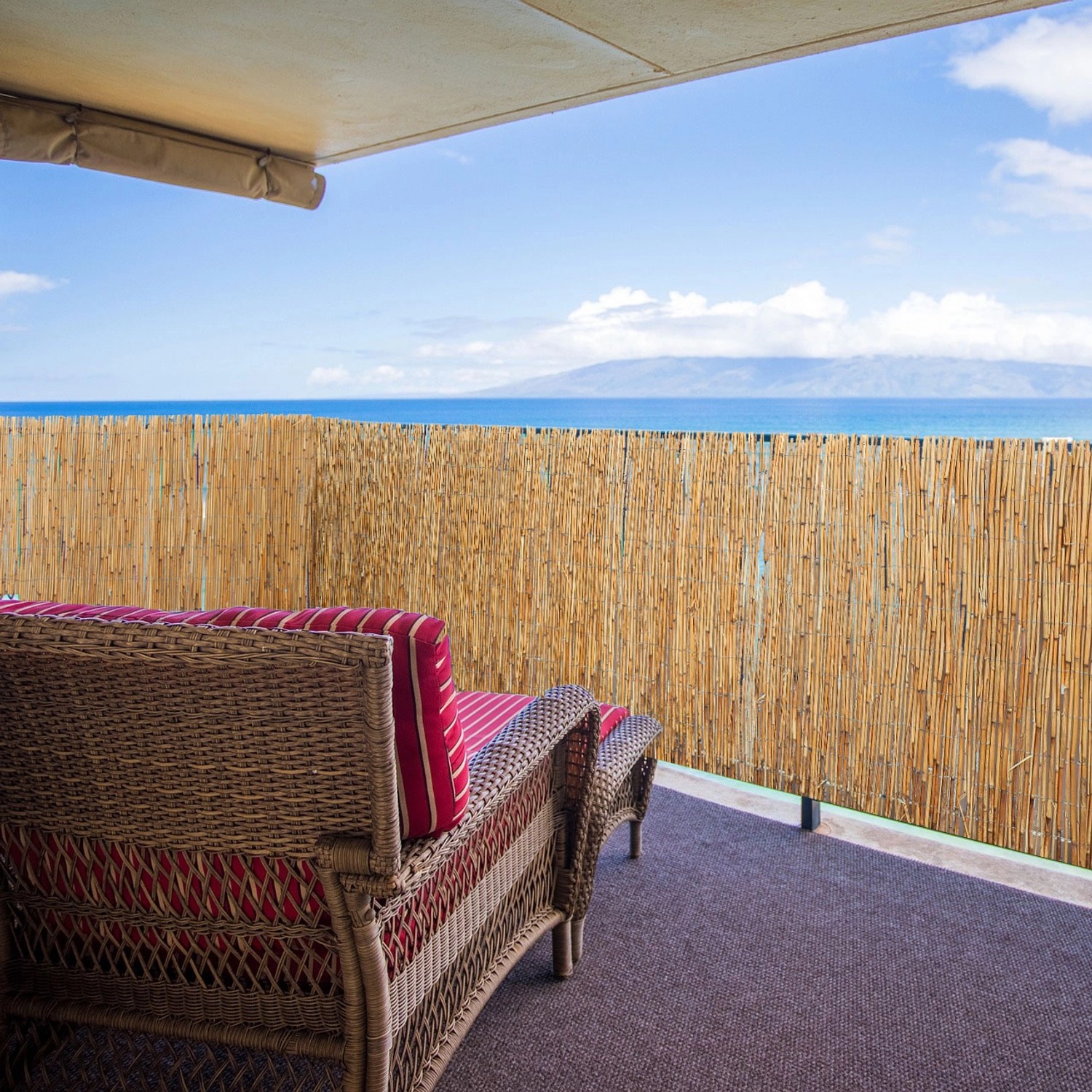 Braune urfence Schilfmatte als Sichtschutz auf einem Balkon mit Meerblick.