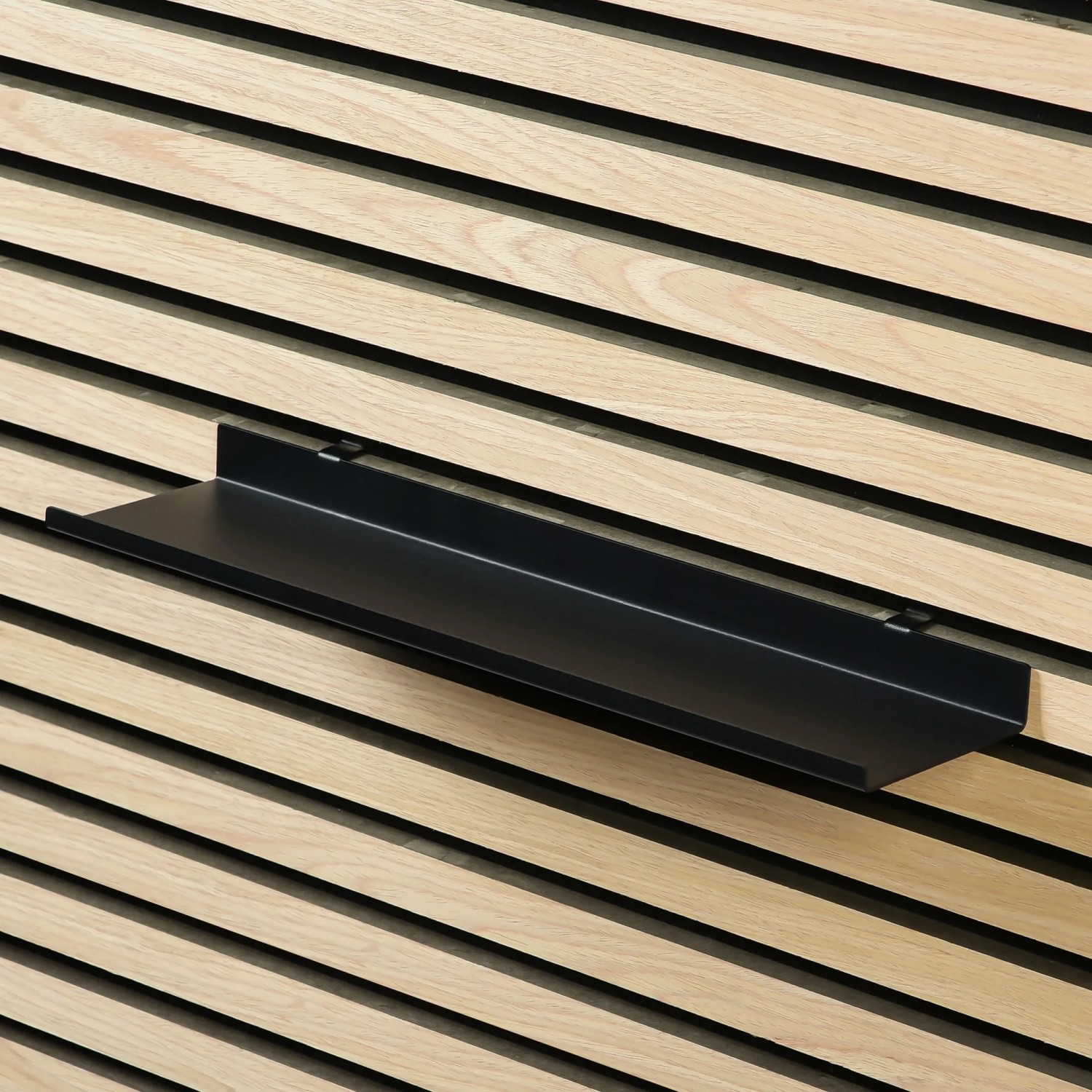 Schwarzes DenPanels Regal (40 cm) zur Montage an Akustikpaneelen, inklusive Schrauben.