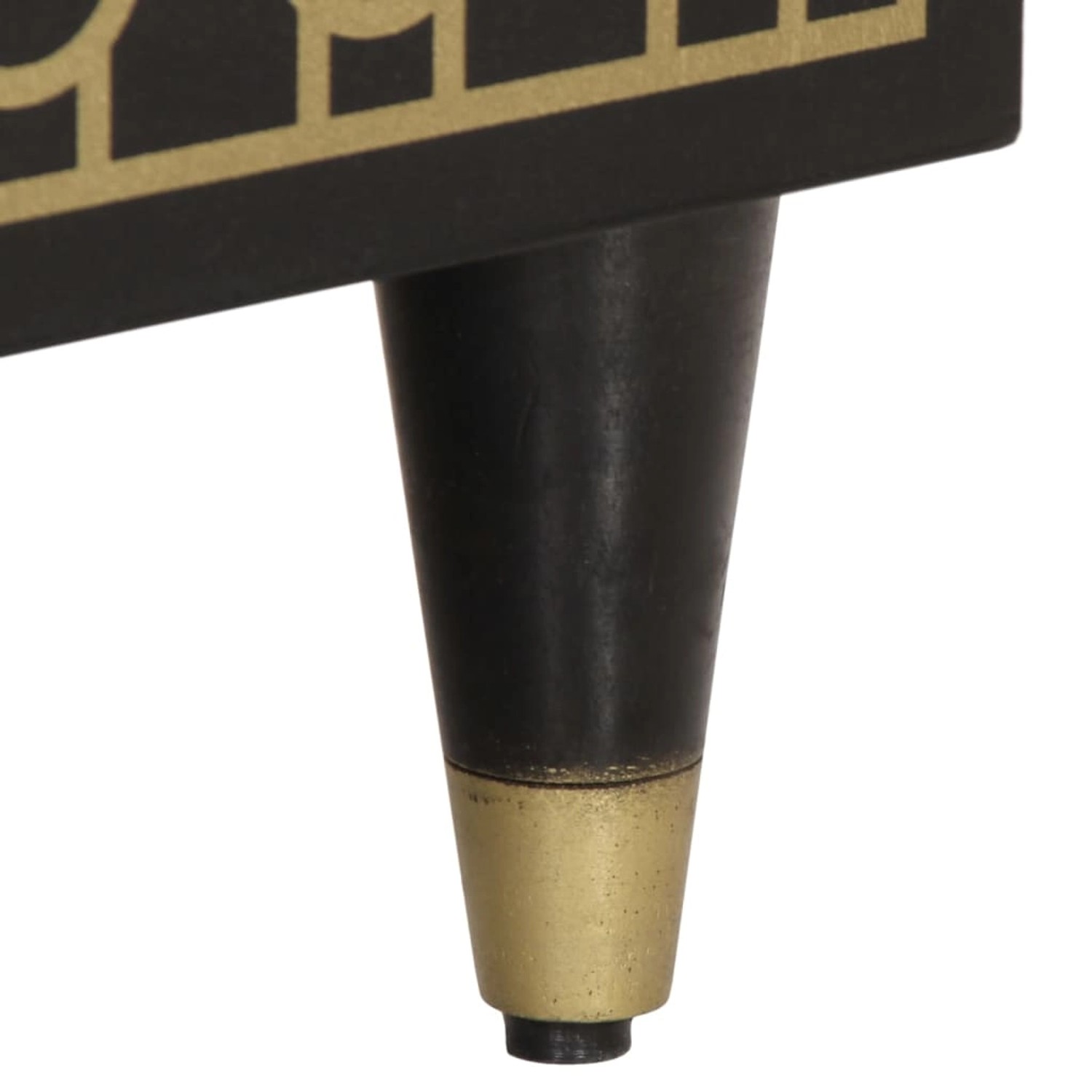 Detailaufnahme: Schwarzer Nachttisch aus Mangoholz mit goldenen Füßen.