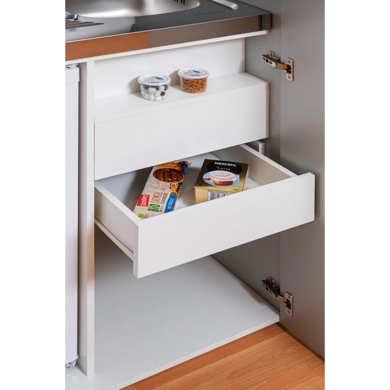 Respekta Schrankküche Grau-Weiß, Details: offene Schubladen mit Lebensmitteln, Spüle.