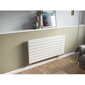 Weißer Ximax Raumheizkörper P1 Duplex Horizontal (595x1000mm, 963W) an Wand montiert.