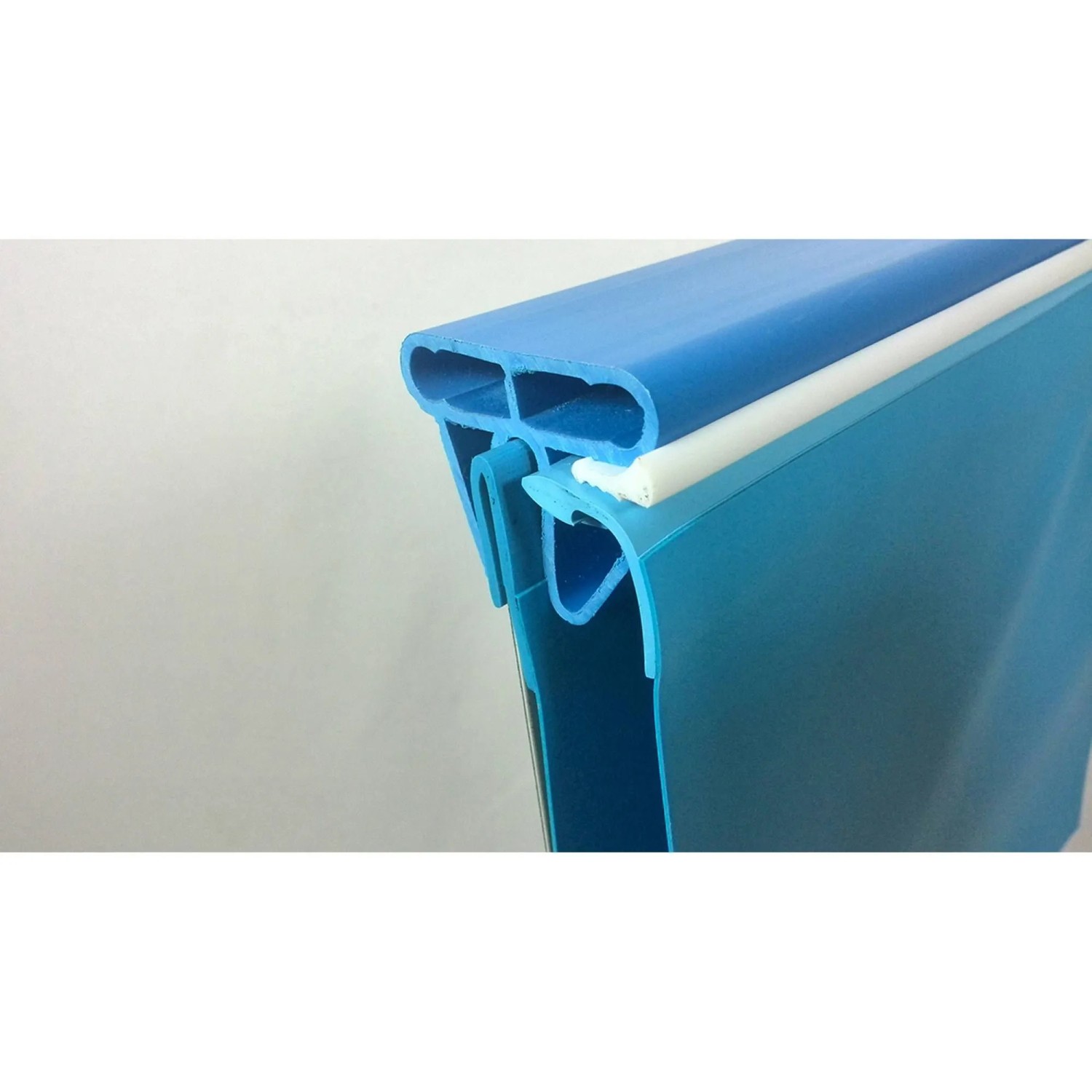 Detailaufnahme Stahlwand Pool FERRARA Oval: Alu-Steckprofil, blaue Poolfolie und Kunststoff-Profile.