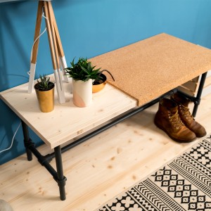 DIY Möbel: Tisch mit Stahlrohr-Gestell und Regalböden in Holz und Korkoptik. Moderner Look.