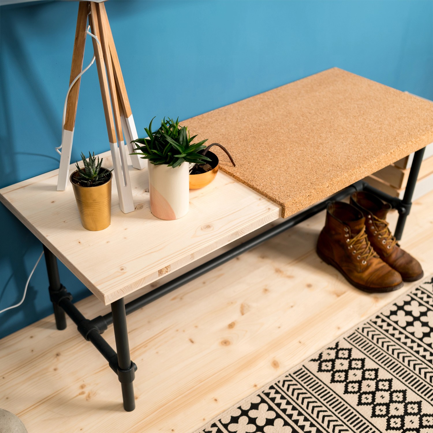 DIY Möbel: Tisch mit Stahlrohr-Gestell und Regalböden in Holz und Korkoptik. Moderner Look.