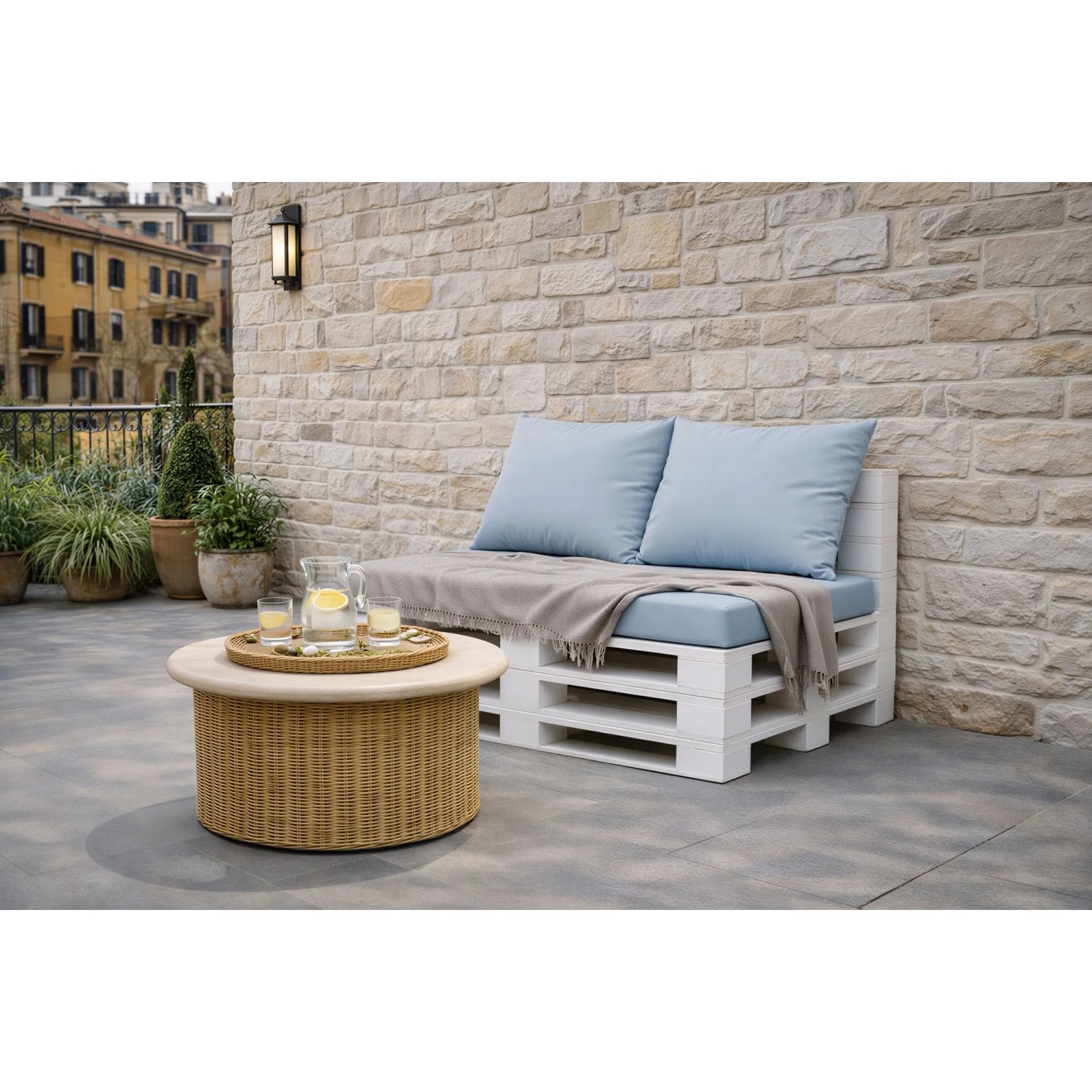 Pastellblaues Palettenkissen Set auf weißem Palettensofa für Terrasse. Sitz- und Rückenkissen für gemütliche Outdoor-Lounge.