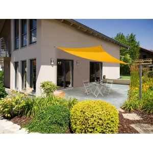 Senfgelbes Dreieck-Sonnensegel aus HDPE, 360 cm, über einer Terrasse mit Gartenmöbeln.