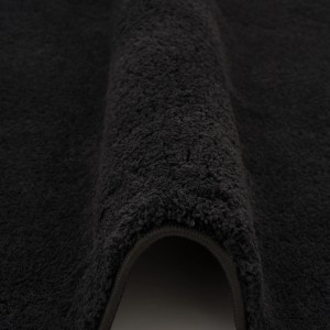 Schwarzer Pergamon Hochflor Teppich (160x230cm) mit weicher, gewellter Textur.