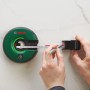 Bosch Atino Linienlaser mit Maßband im Einsatz zum Ausrichten und Messen.