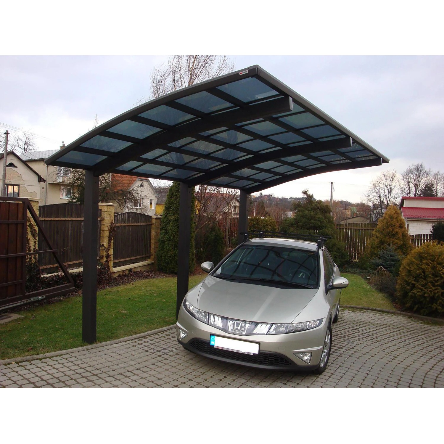 Schwarzer Ximax Alu Carport Portoforte Typ 110 XL mit Auto. Einzelcarport mit Carbonat-Dachplatten.