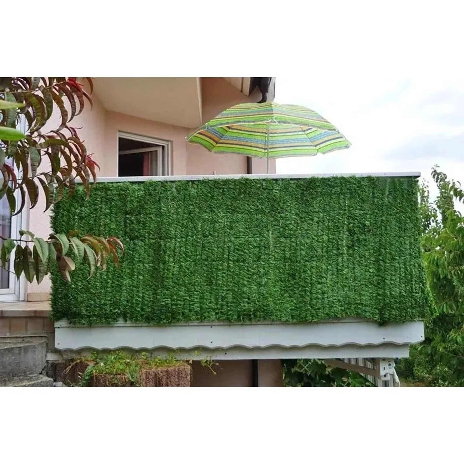 Grüner MCW Balkonsichtschutz N77 in Tannen-Optik auf einem Balkon. Witterungsbeständiger PVC-Sichtschutz für Privatsphäre.