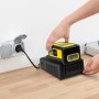 Kärcher Battery Power 18/50 Starter Kit: Akku wird in Ladegerät eingesetzt.