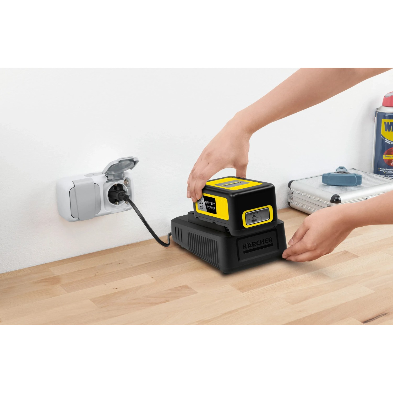 Kärcher Battery Power 18/50 Starter Kit: Akku wird in Ladegerät eingesetzt.