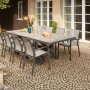 Anthrazitfarbener Siena Garden Stapelsessel Velia aus Aluminium, 56x66x89 cm, mit Gartentisch und weiteren Gartenstühlen.