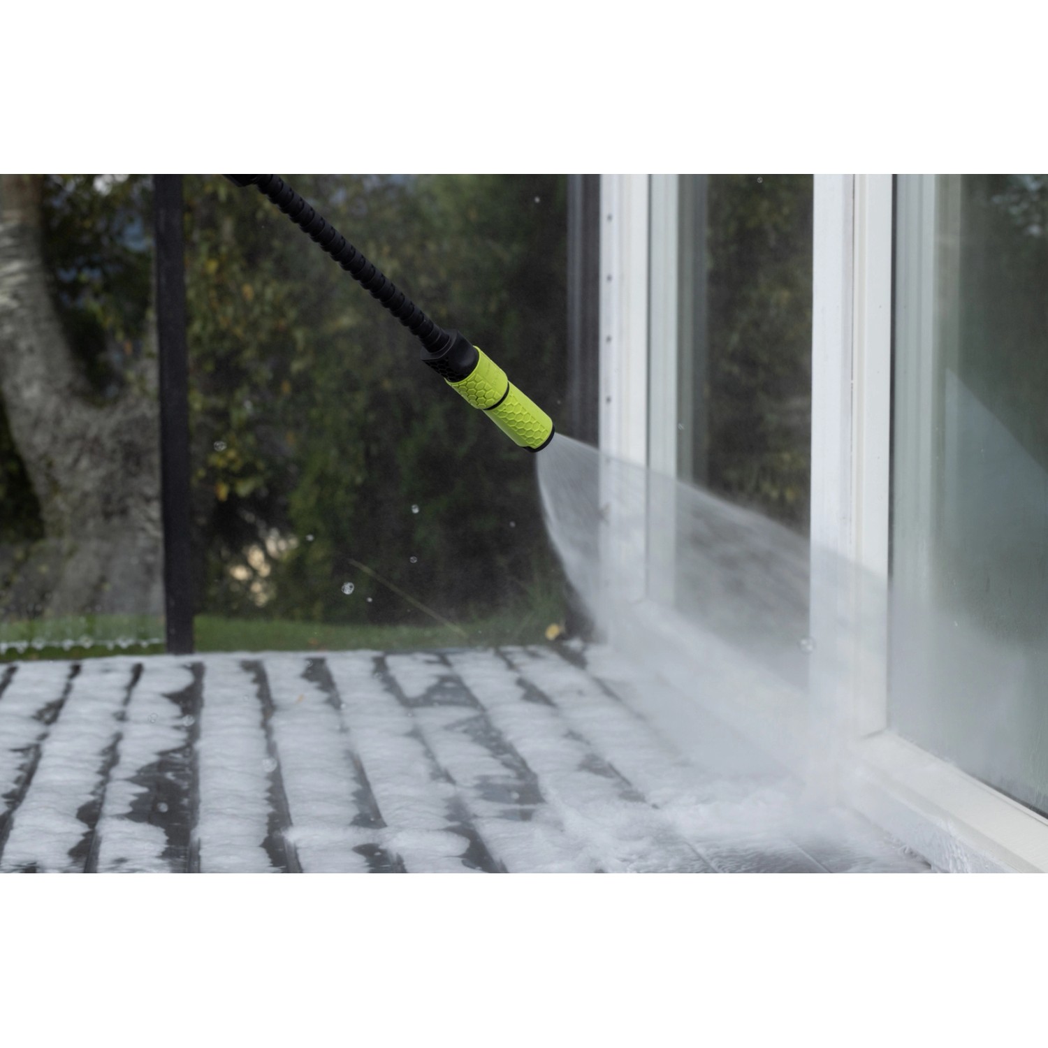AVA Evolution P80 Hochdruckreiniger im Einsatz beim Reinigen einer Terrasse und eines Fensters.