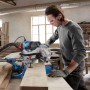 Bosch Professional GCM 254 D Kapp- und Gehrungssäge im Einsatz beim Holzzuschnitt.
