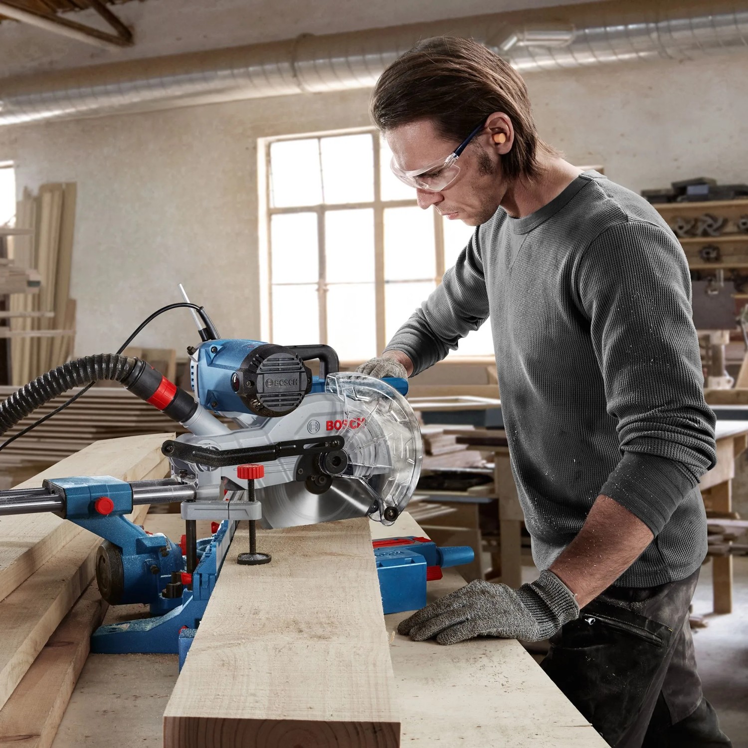 Bosch Professional GCM 254 D Kapp- und Gehrungssäge im Einsatz beim Holzzuschnitt.