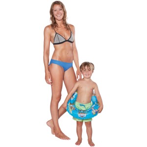 Kind mit blauem Paw Patrol Schwimmring (45 cm) neben einer Frau im Bikini.