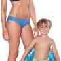 Kind mit blauem Paw Patrol Schwimmring (45 cm) neben einer Frau im Bikini.