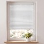 Weißes Verdunkelungsplissee Klemmfix ohne Bohren am Fenster, bietet Sicht- und Lichtschutz.