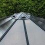 Detailaufnahme des anthrazitfarbenen Canopia Gartenpavillon Monaco Daches mit Lüftungsöffnung.
