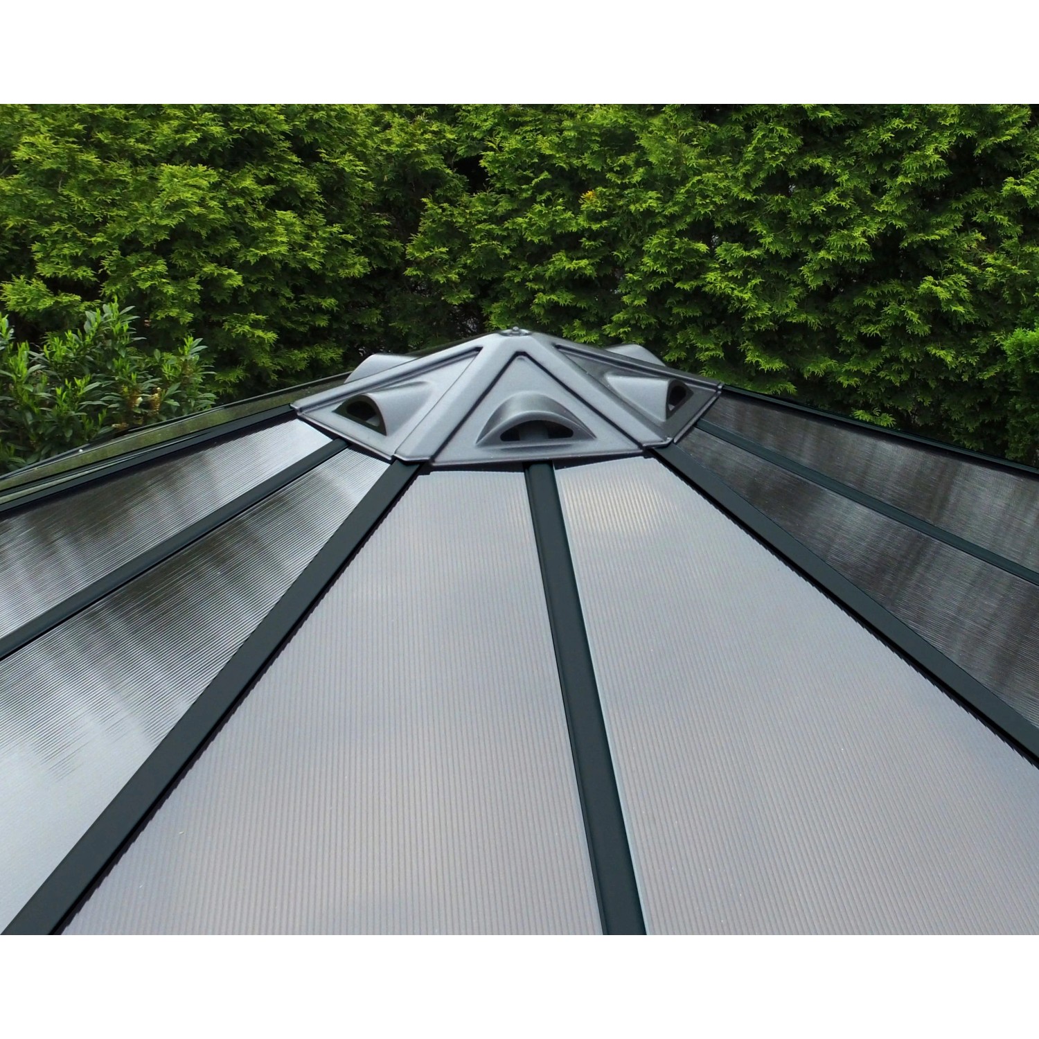Detailaufnahme des anthrazitfarbenen Canopia Gartenpavillon Monaco Daches mit Lüftungsöffnung.
