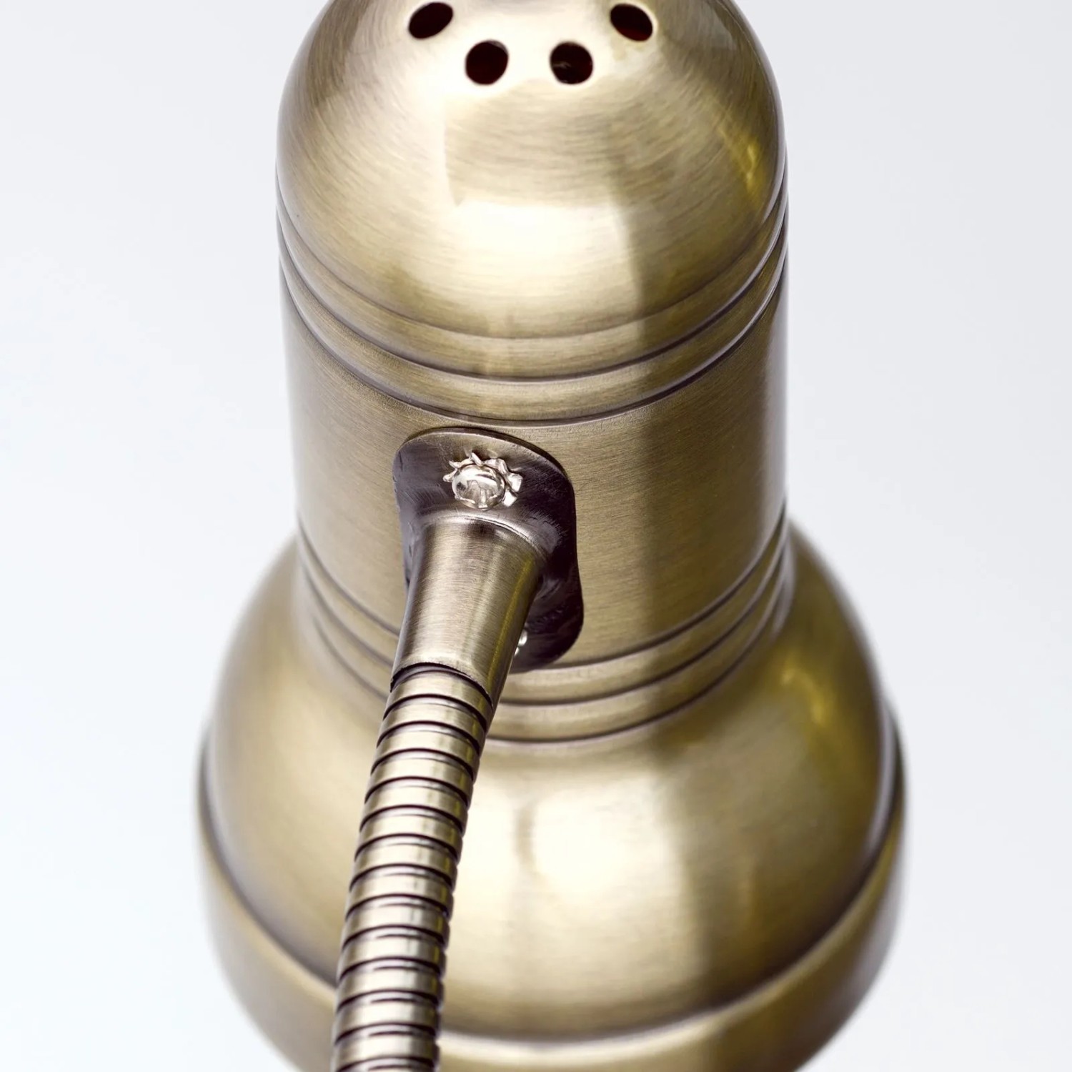 Antike Klemmleuchte mit Schwanenhals. Bronzefarbener Metall-Leuchtenkopf mit Rippung und flexiblem Arm.