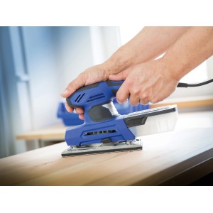 Schwingschleifer in Benutzung mit Schleifstreifen Classic K180 zum Holz schleifen.