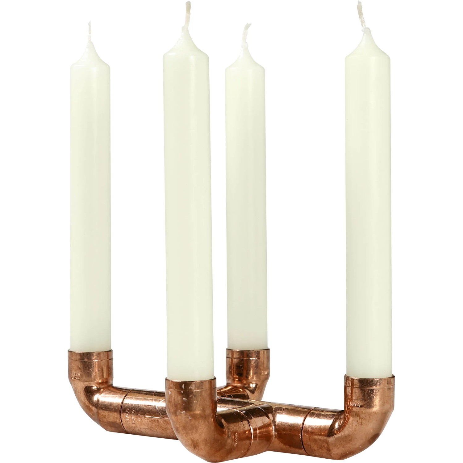 DIY Kerzenständer aus Kupferrohren mit vier weißen Kerzen für stimmungsvolle Beleuchtung.