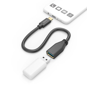 Schwarzes Hama USB-Adapterkabel USB-C auf USB-A mit OTG Funktion und weißem USB-Stick an Smartphone.