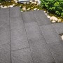 Verlegte Diephaus Terrassenplatten Diano Basalt 60x40 cm, strukturierte Oberfläche.