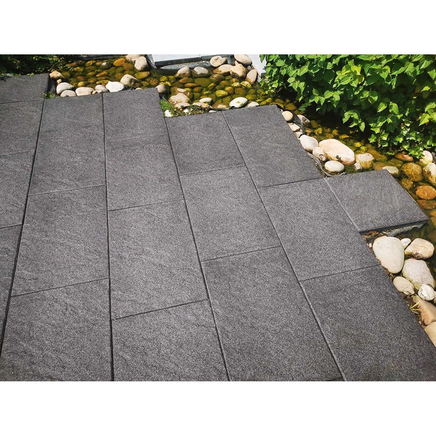 Verlegte Diephaus Terrassenplatten Diano Basalt 60x40 cm, strukturierte Oberfläche.