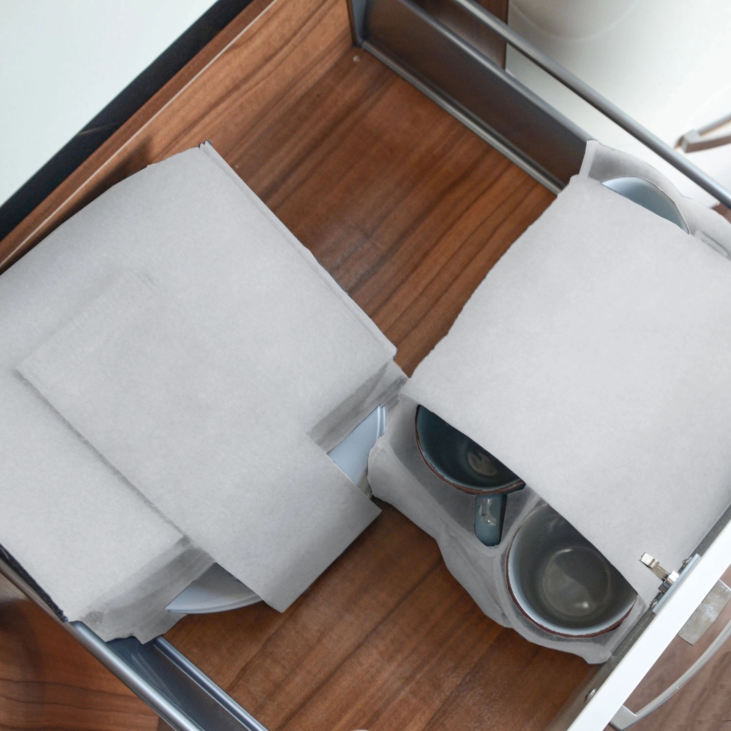 DuneDesign 2er Set Filz Teller- und Tassenhalter, grau, im Schubfach für Camping Geschirr.