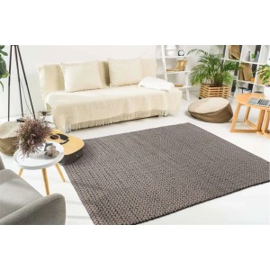 Handgewebter, brauner Flachflor-Teppich (160x230 cm) im Wohnzimmer.