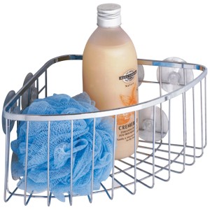 Wenko Eckablage Ragusa, großer Drahtkorb aus Edelstahl mit Saugnäpfen, gefüllt mit Duschgel und Badeschwamm.