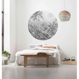 Runde, selbstklebende Komar Vlies Fototapete Amazonian Spirit mit Dschungelmotiv im Schlafzimmer.