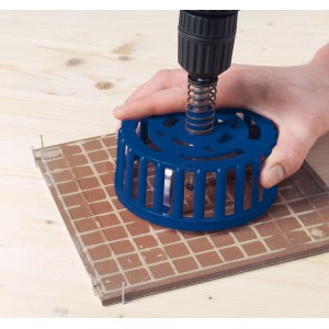 LUX Fliesen-Kreisschneider Classic in Aktion auf Fliese. Werkzeug zum Schneiden von Löchern.