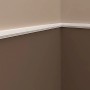Weiße PROFHOME Wand- und Friesleiste (48m) im Neo-Klassizismus Stil an einer Wand.
