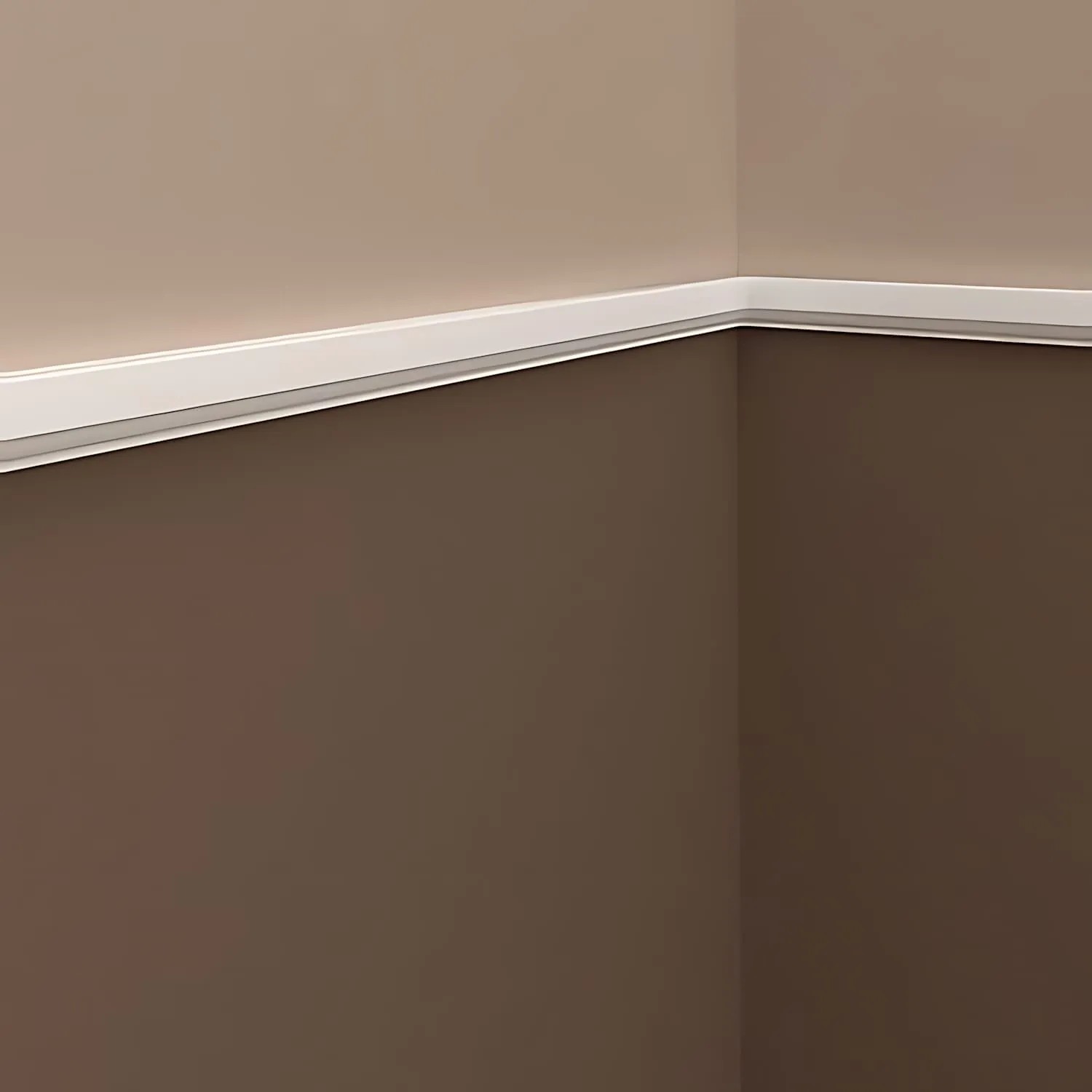 Weiße PROFHOME Wand- und Friesleiste (48m) im Neo-Klassizismus Stil an einer Wand.