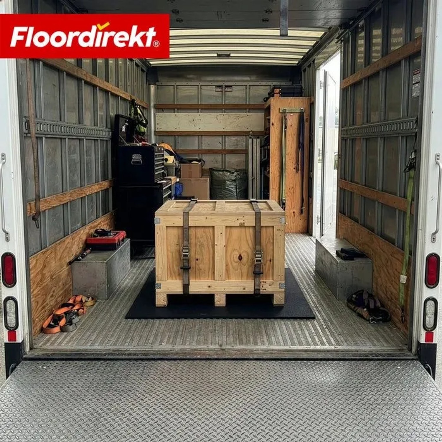 Floordirekt Bodenschutzmatte unter einer Holzkiste im Laderaum eines LKW.
