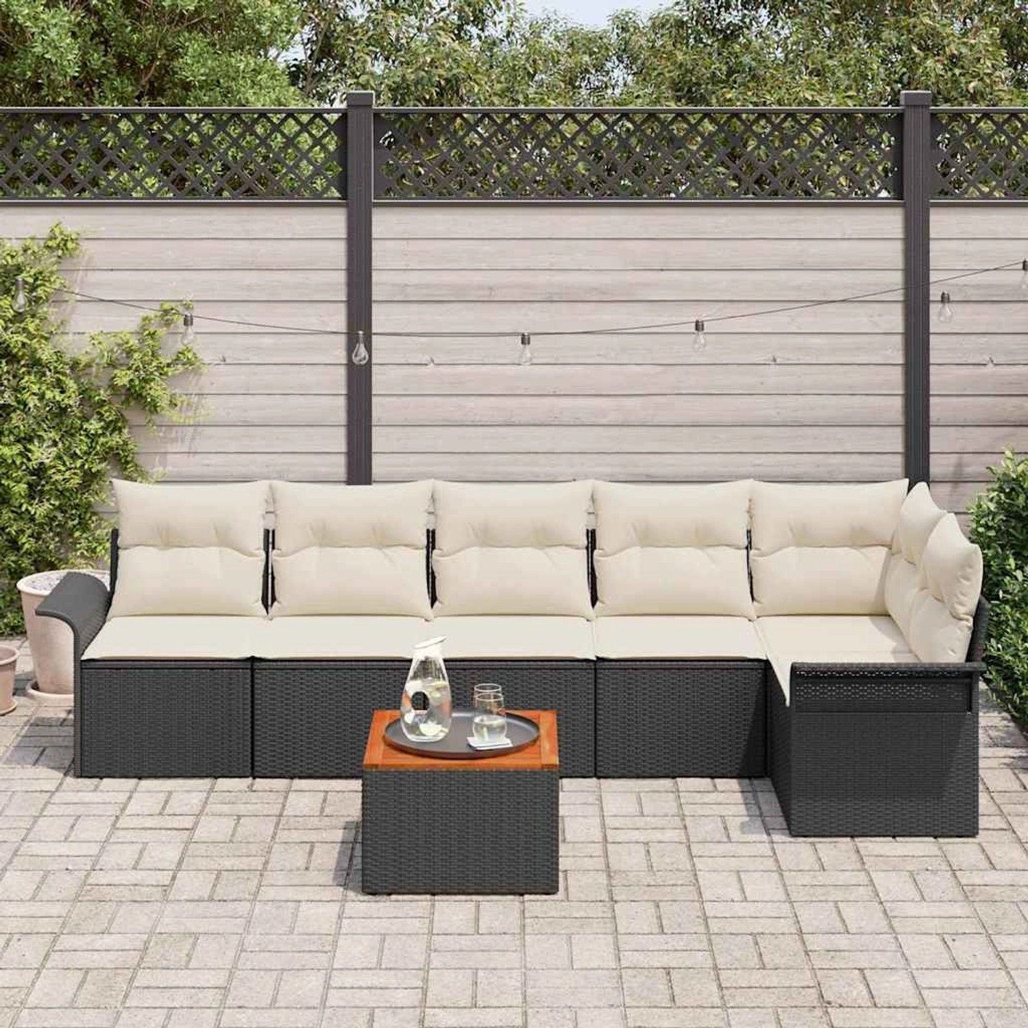 7-teiliges Gartensofa-Set von vidaXL aus schwarzem Rattan mit cremefarbenen Kissen und Tisch.