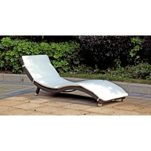 Sonnenliege Caracas mit creme-farbener Auflage aus Polyester und braunem Kunststoffgeflecht.