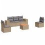 Beige 6-tlg. Garten-Sofagarnitur aus Rattan mit hellgrauen Kissen und Akazientisch für Garten oder Terrasse.