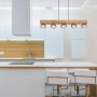 Moderne 5-flammige Pendelleuchte Moitas mit Rauchglas-Schirmen und Holz-Optik für Esszimmer und Wohnbereich.
