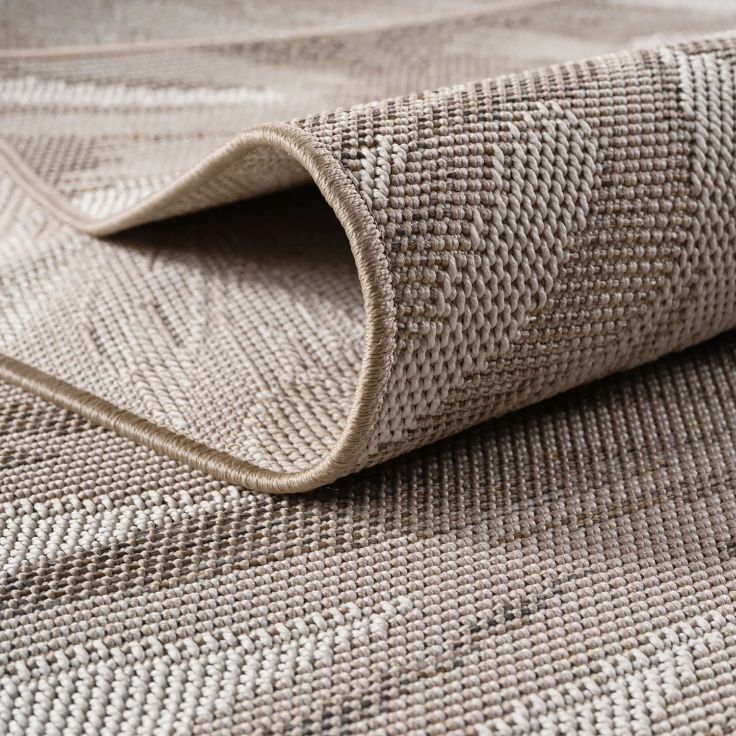 Detailansicht des beigen Ayyildiz Outdoor-Teppichs Desert, Ø 120 cm.