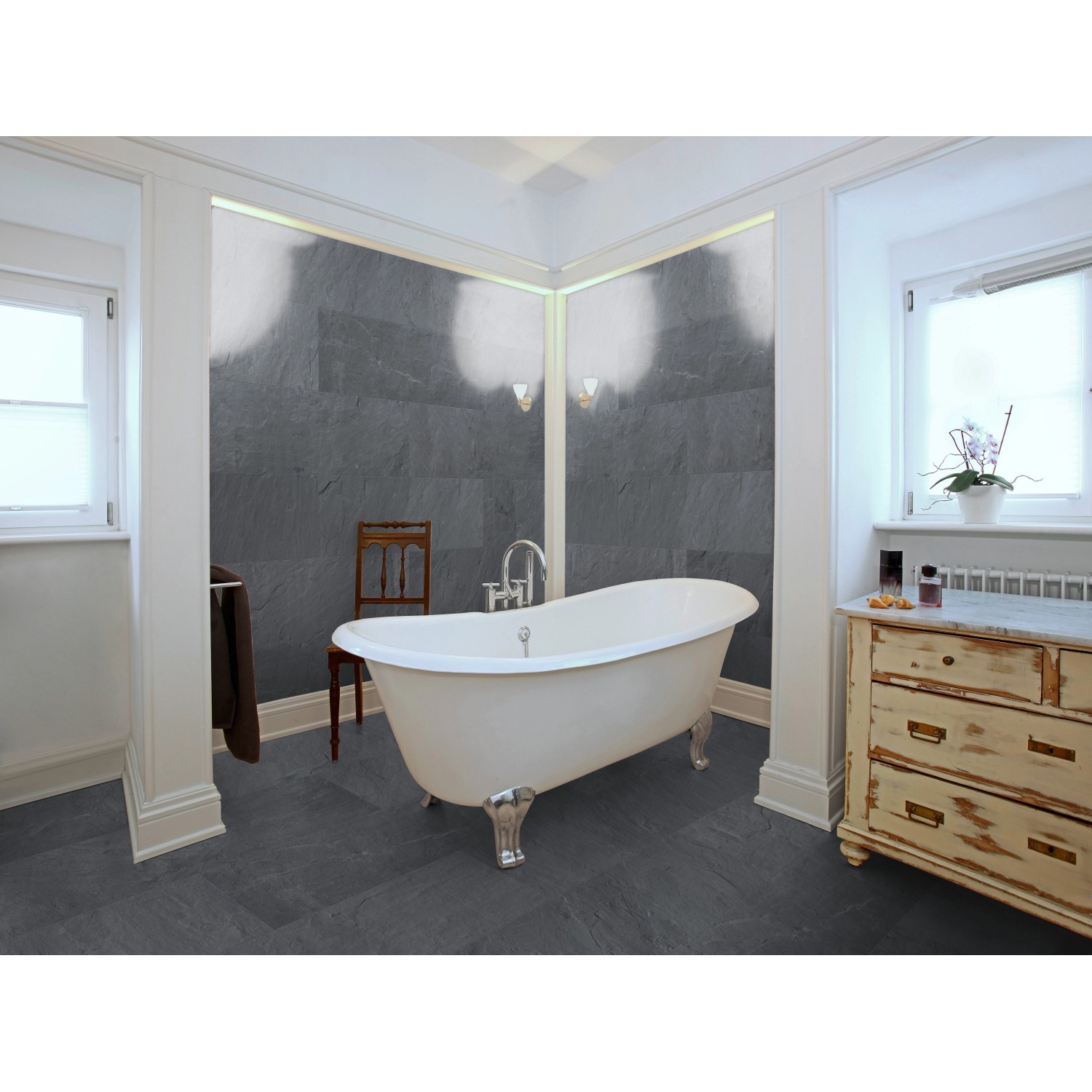 Badezimmer mit Classen Ceramin Bodenfliese Neo Vario in dunkler Schieferoptik.