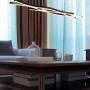 Moderne Trio LED-Pendelleuchte Blaze, 1-flammig, in Messing Matt und Schwarz, 107,5 cm breit.