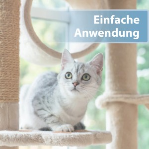 Katze sitzt auf Kratzbaum, Hinweis auf einfache Anwendung der Felisept Ohrpflege Finger-Pads.