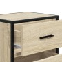 Nachttisch Sonoma-Eiche aus Holzwerkstoff mit schwarzem Stahlrahmen. Geöffnete Schublade, schwarzer Griff.